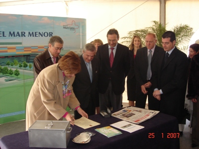 María Teresa Herranz, Consejera de Sanidad, colocando la primera piedra del Hospital del Mar Menor
