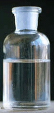 GHB líquido, presenta la forma de líquido incoloro en un pequeño bote de cristal