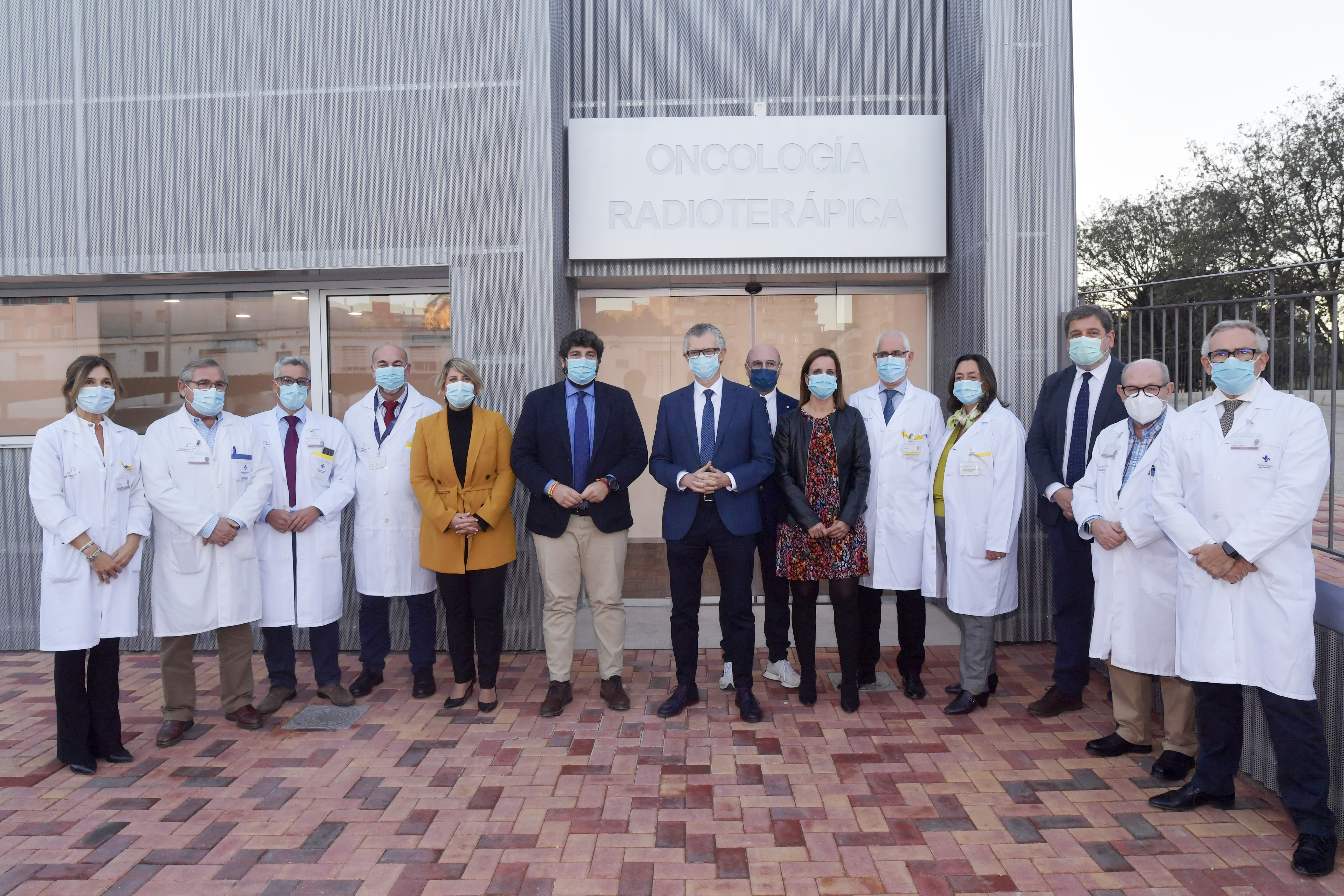 El presidente de la Comunidad, Fernando López Miras, visitó esta tarde el nuevo acelerador lineal del servicio de Oncología Radioterápica del hospital Virgen del Rosell