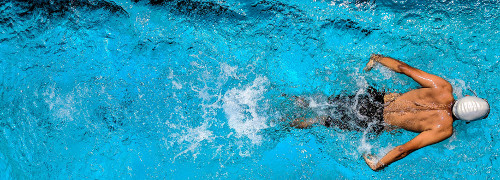 Hombre nadando