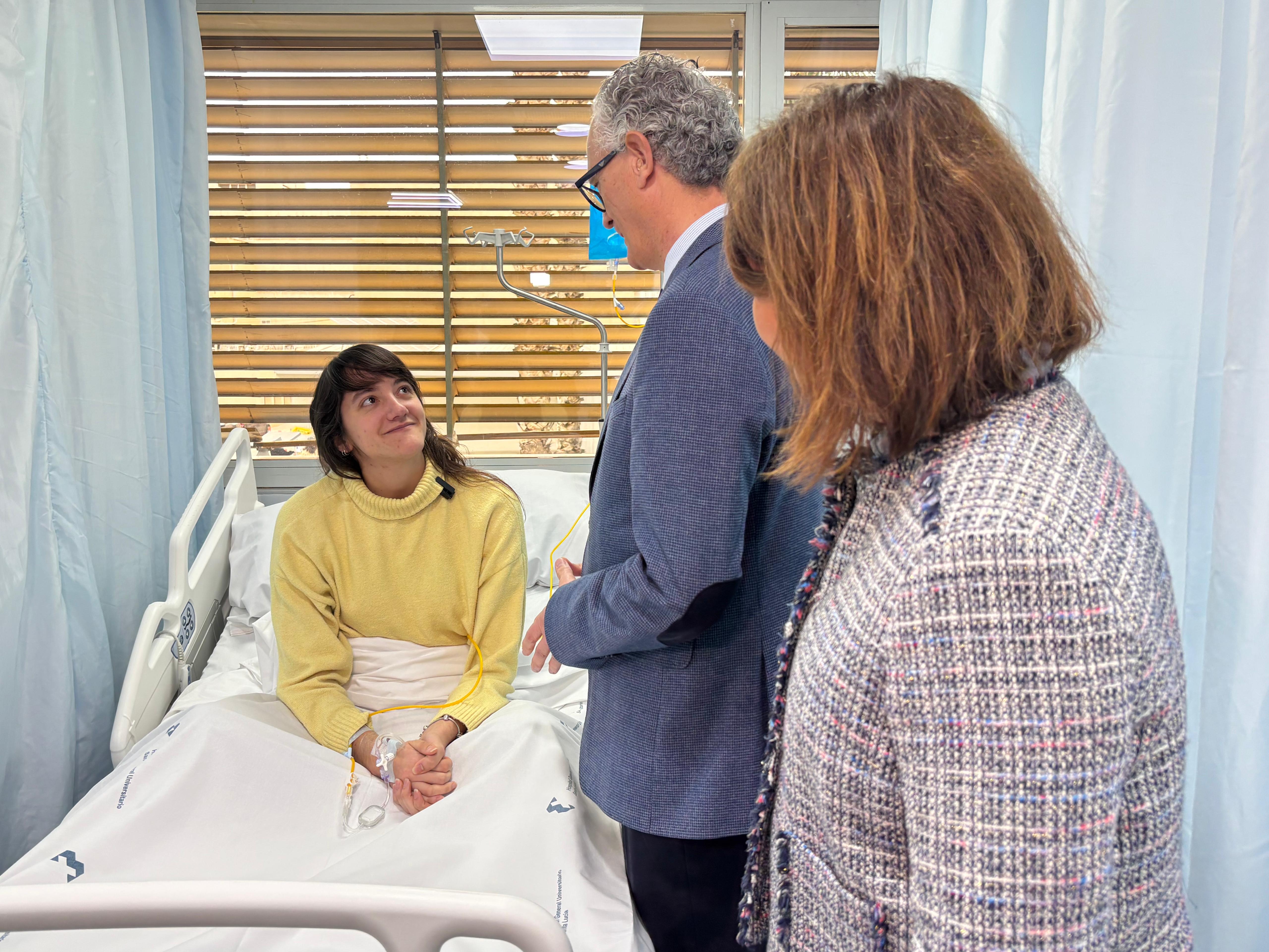 El centro sanitario atiende una media de 430 pacientes mensuales para tratamientos farmacológicos, transfusiones o ...