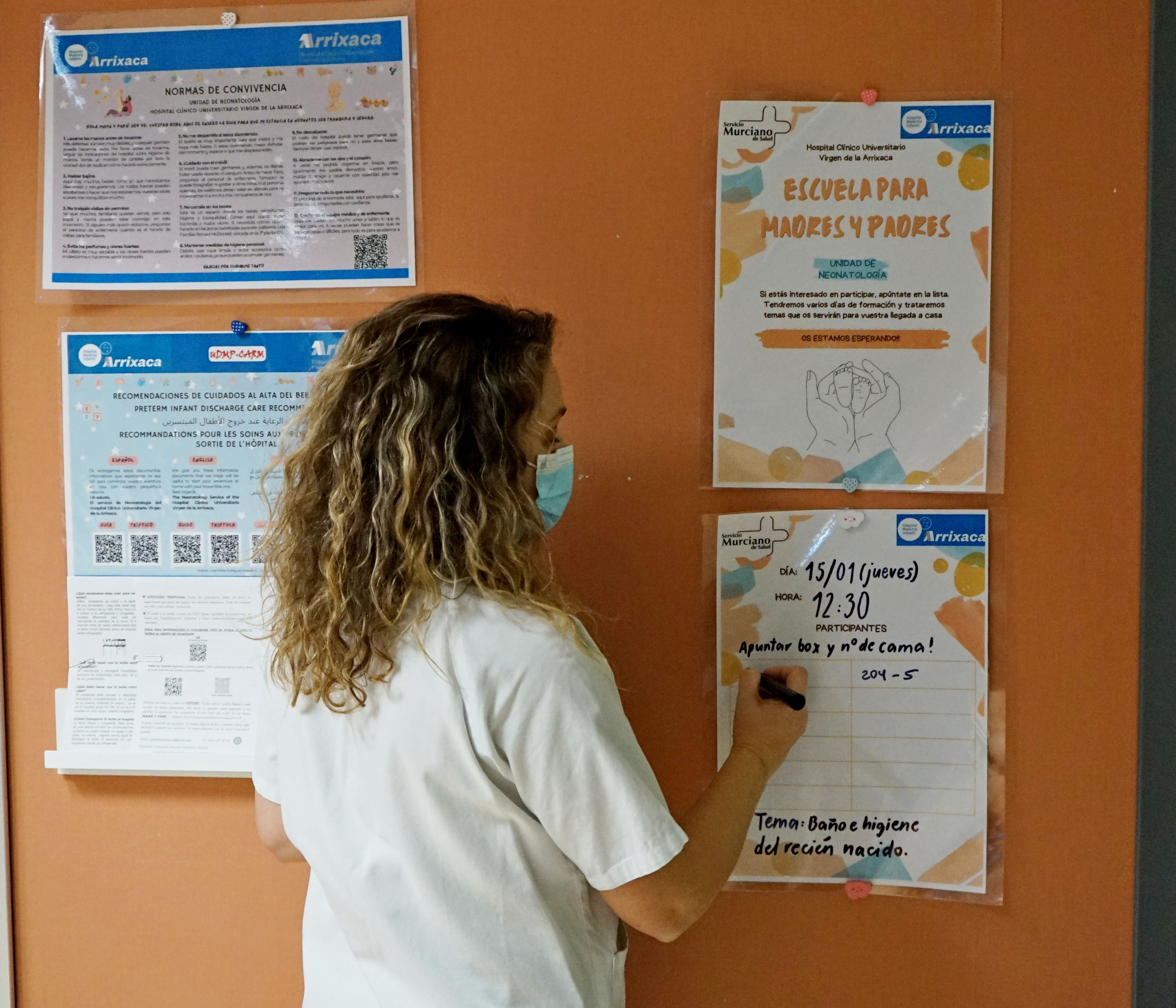 Gracias a esta iniciativa, las familias reciben información sobre cómo cuidar a sus bebés en casa.