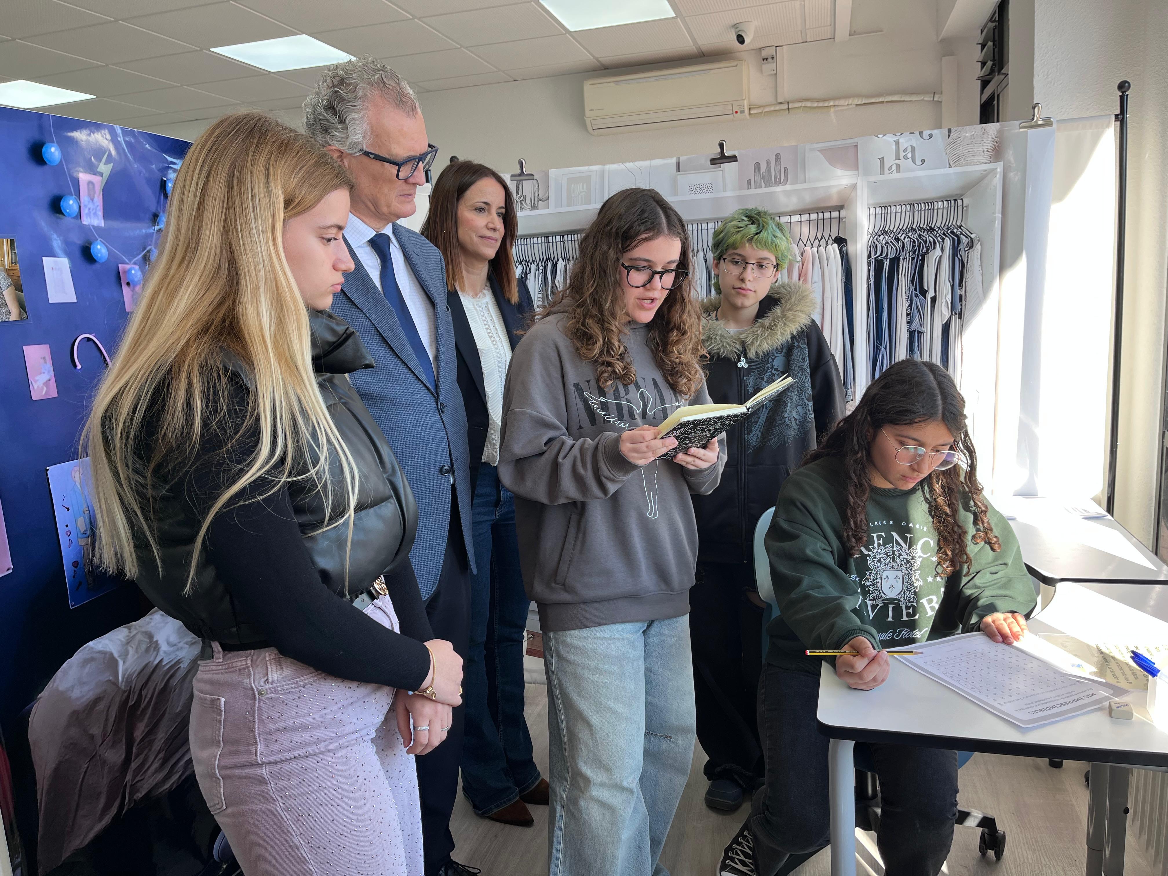 El consejero de Salud, Juan José Pedreño, junto a algunos alumnos participantes en el proyecto Compas.