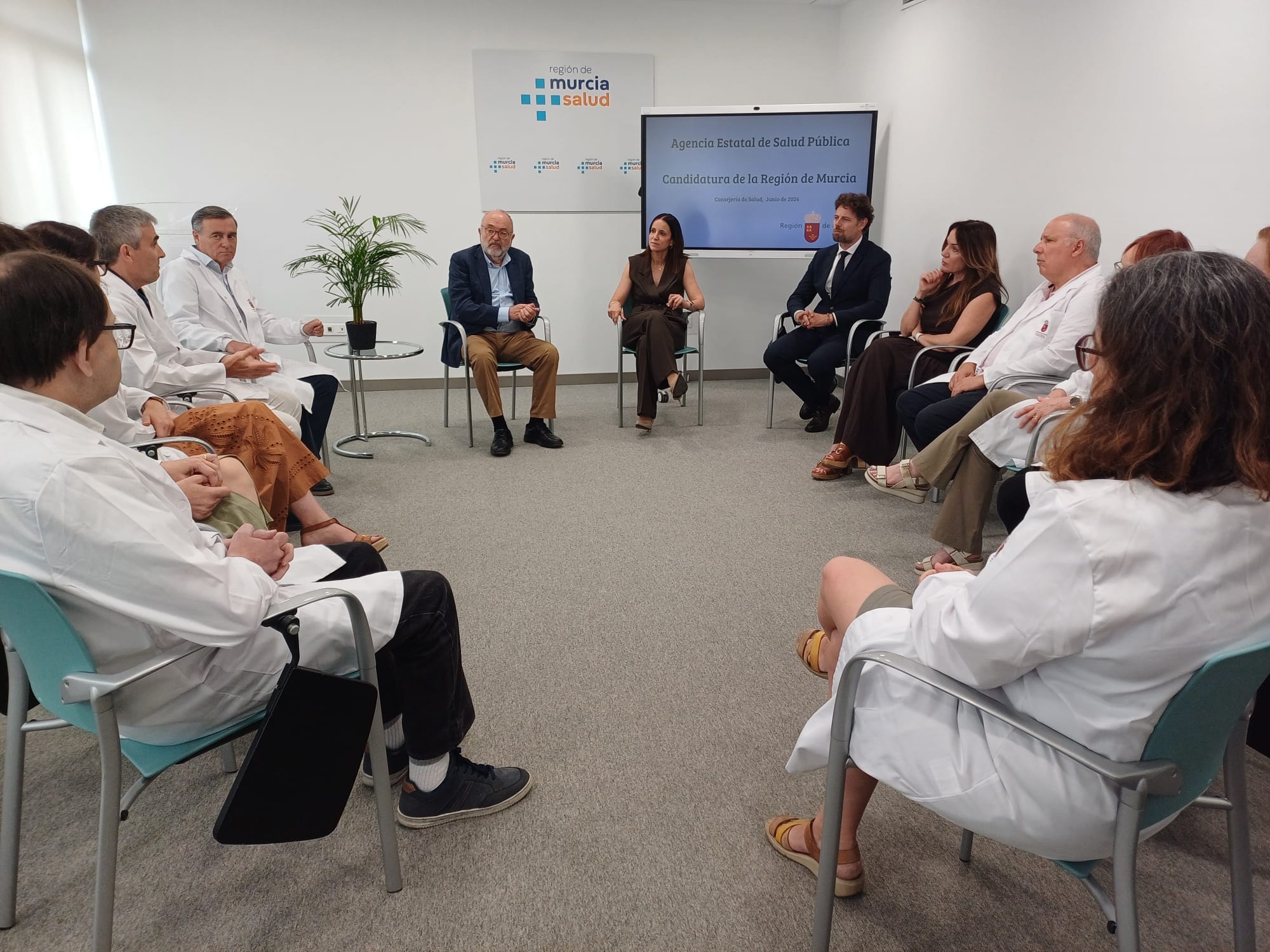 La consejera de Salud se ha reunido con los técnicos que han elaborado la candidatura de la Región para ser sede de ...
