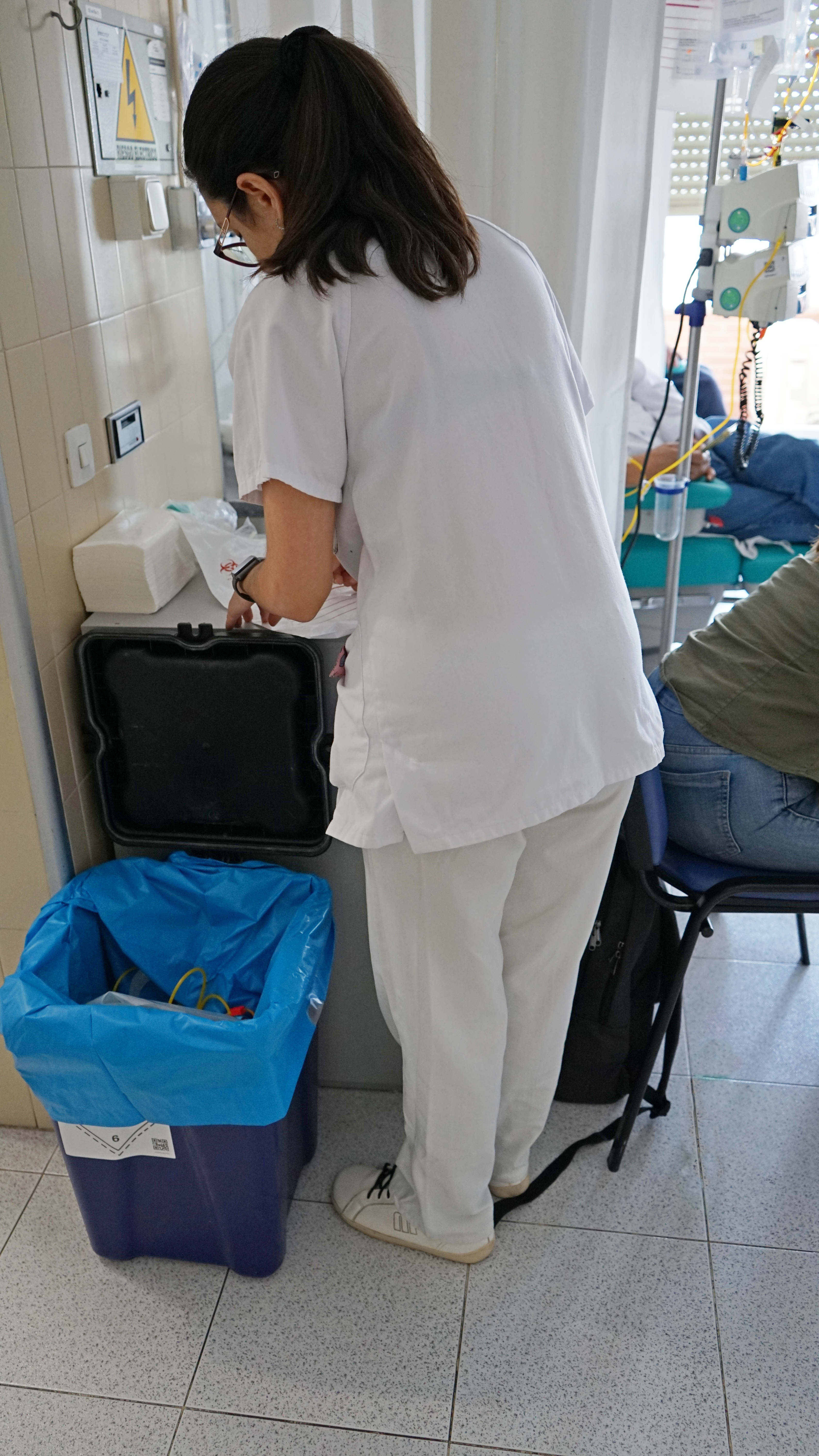 El nuevo sistema desarrollado en el hospital permite reutilizar los contenedores destinados a la recogida y ...