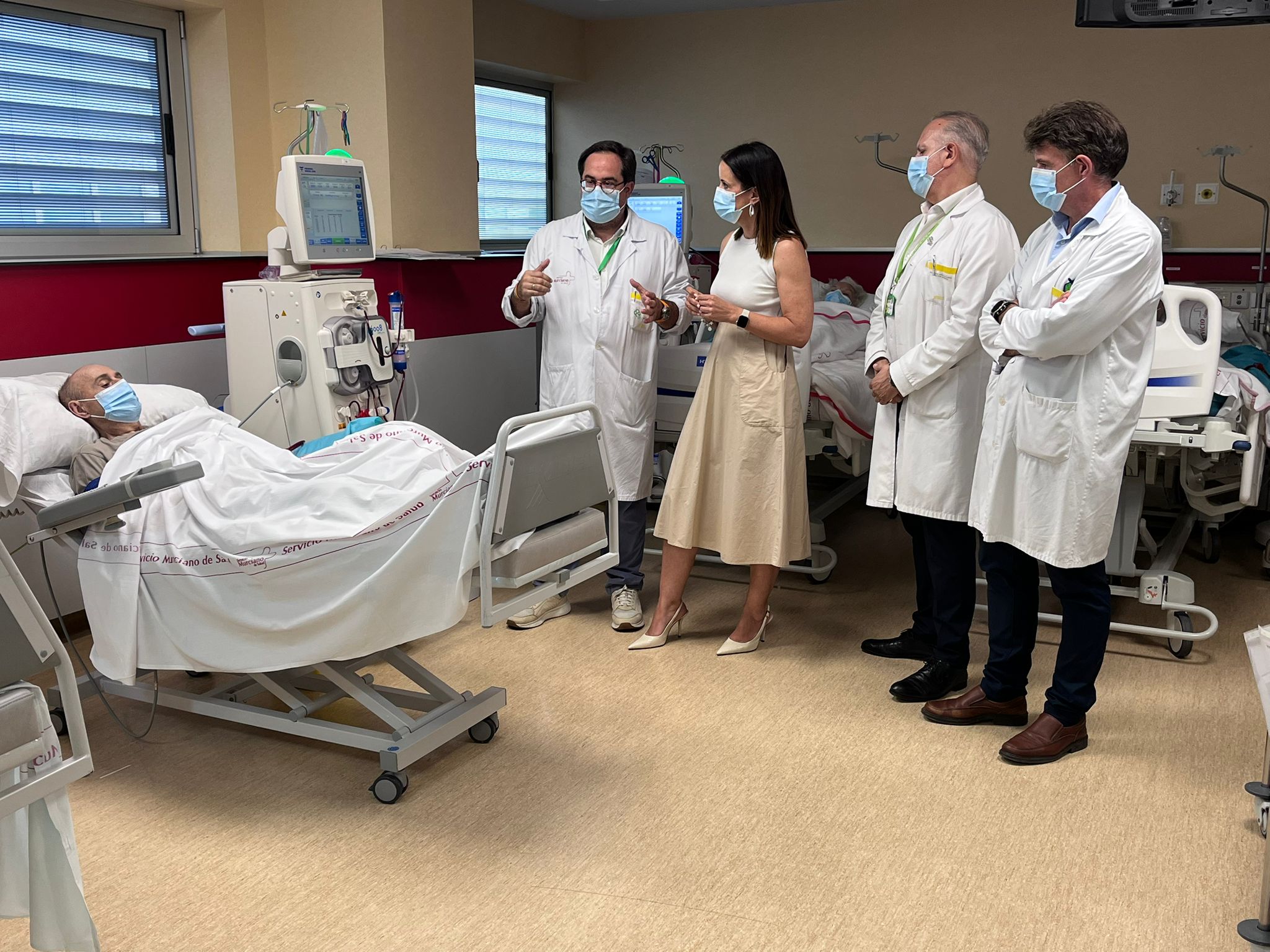 La consejera de Salud, Isabel Ayala, durante su visita a la Unidad de Hemodiálisis de la Sección de Nefrología del ...