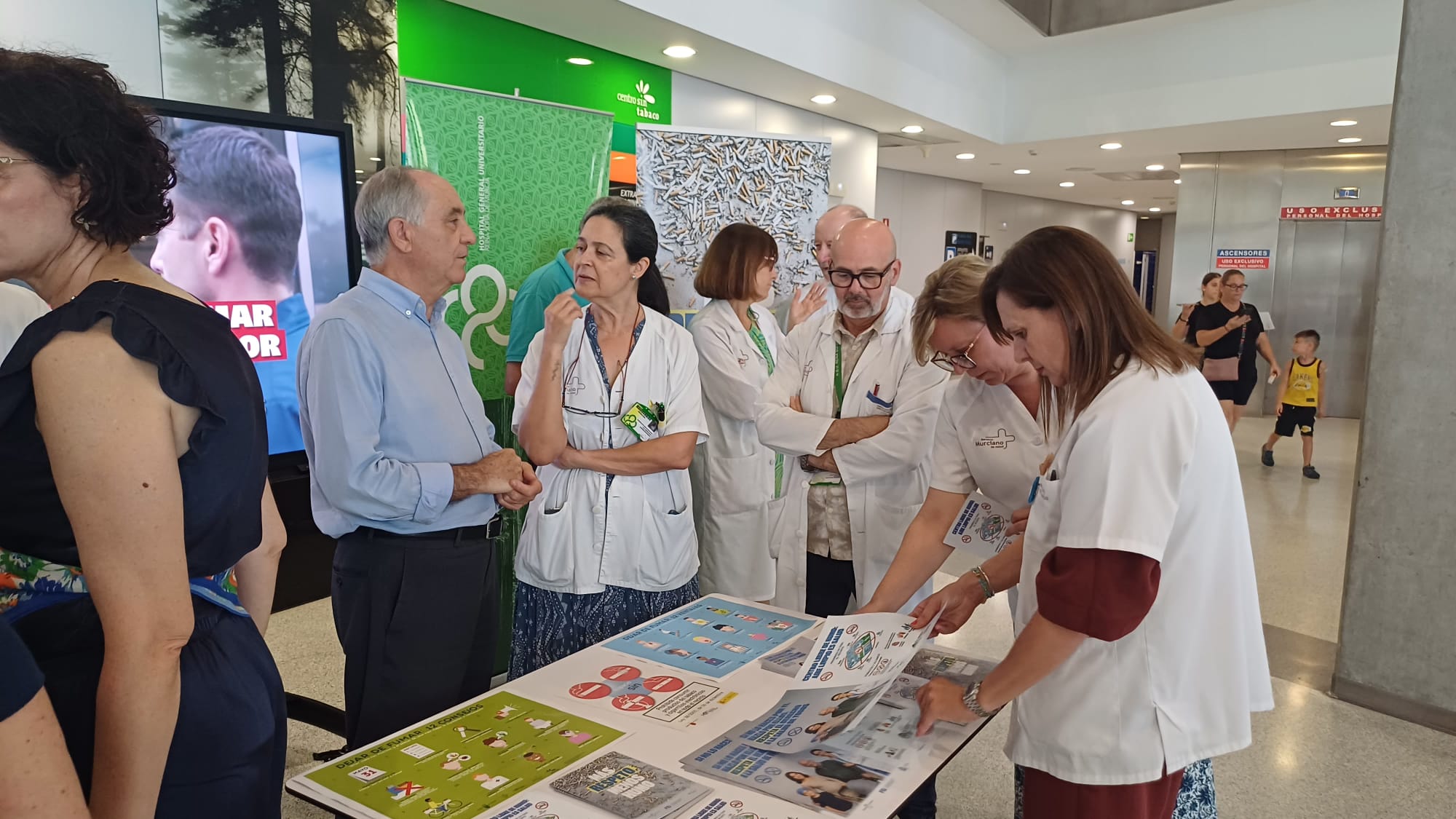 El director general de salud Pública y Adicciones, Jesús Cañavate (c), con personal de la consejería y del hospital ...