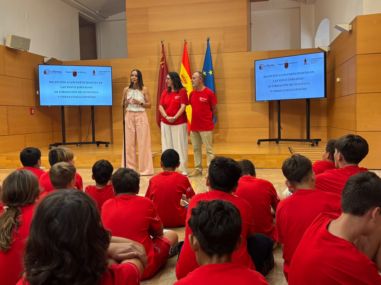 La consejera de Salud, Isabel Ayala, recibió hoy en el Palacio de San Esteban a niños que participan en unas jornadas de...