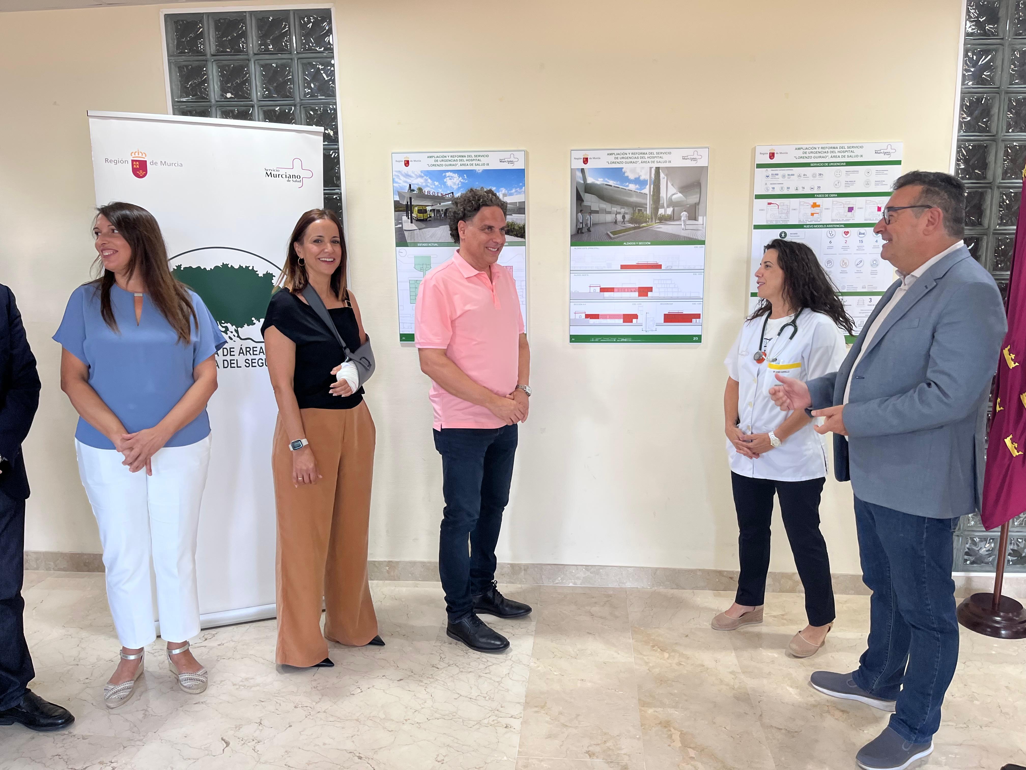 La consejera de Salud, Isabel Ayala, junto a la gerente del SMS, Irene Marín, y al arquitecto del SMS, José Antonio ...