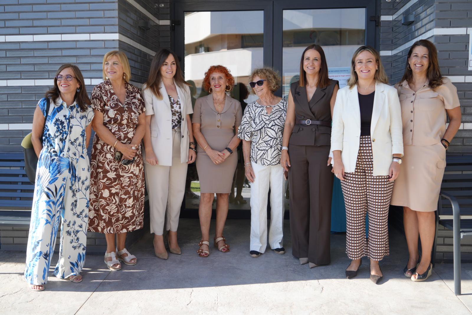 La consejera de Salud, Isabel Ayala, la consejera de Política Social, Conchita Ruiz, visitaron hoy la sede de ...