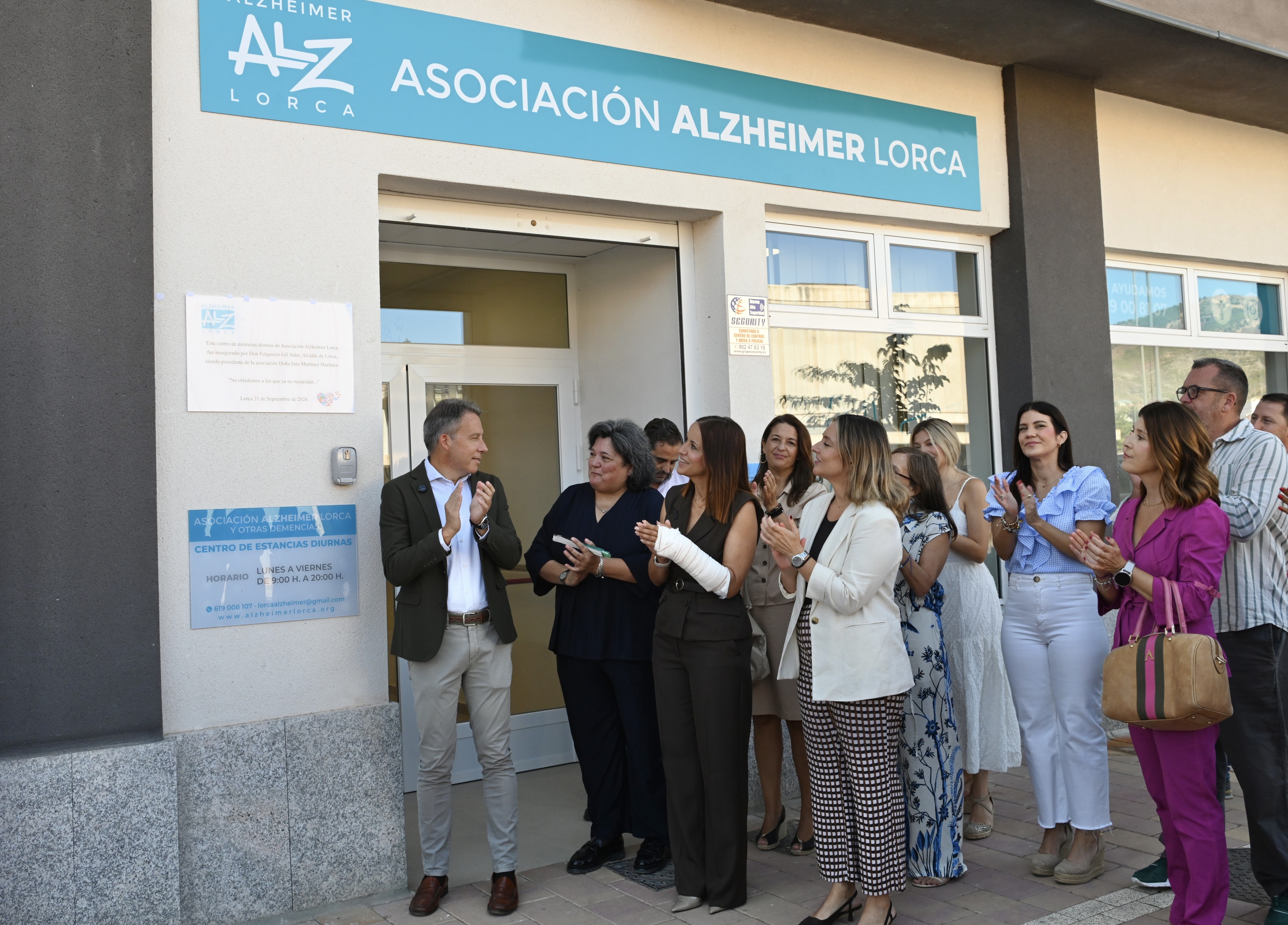 La consejera de Salud, Isabel Ayala, la consejera de Política Social, Conchita Ruiz, visitaron hoy la sede de ...