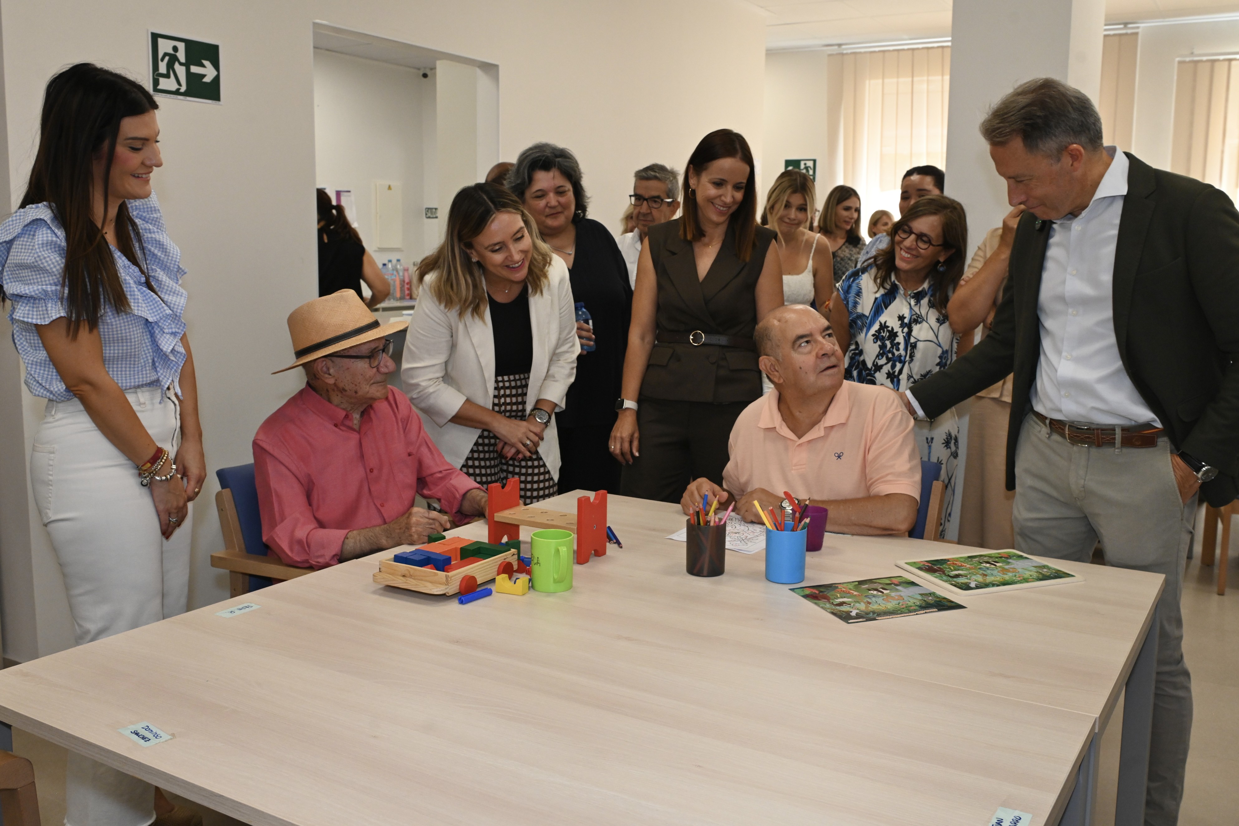La consejera de Salud, Isabel Ayala, la consejera de Política Social, Conchita Ruiz, visitaron hoy la sede de ...