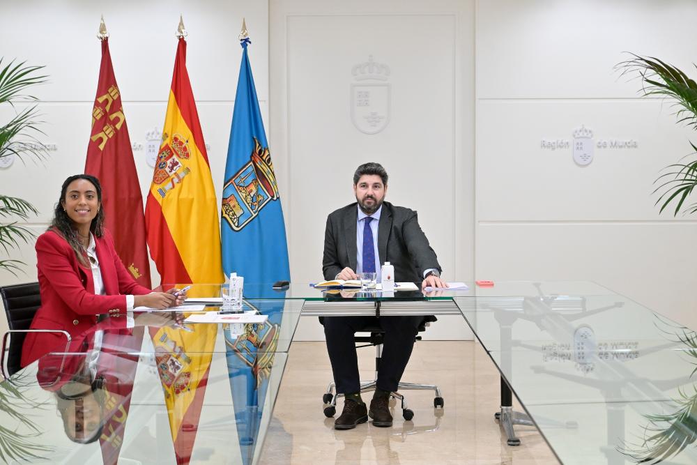 Reunión en el Palacio de San Esteban, del presidente del Gobierno regional, Fernando López Miras, y la alcaldesa de ...