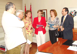 Mª Teresa Herranz y José Luis Gil saludando a la Junta Directiva de FEAPS