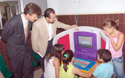 Pablo Fernández y el Director de Sanidad de IBM España, Luis Javier Bonilla, junto al pupitre KidSmart