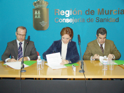 La consejera, María Teresa Herranz, junto con el presidente de UCE, Pedro Valera, (izquierda) y el director técnico ...
