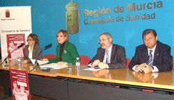 María Teresa Herranz junto a la directora del Centro de Bioquímica y Genética Química, Asunción Fernández, el ...