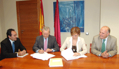 La Consejera de Sanidad, María Teresa Herranz, y el Presidente del Colegio de Farmacéuticos, Prudencio Rosique, ...