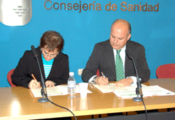 El gerente del Servicio Murciano de Salud, Francisco Agulló, y la presidenta de la Asociación Regional de Parkinson ...