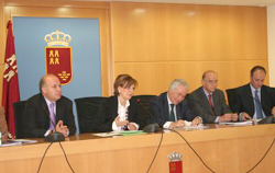 Mª Teresa Herranz, junto a Francisco Agulló en la firma del contrato de financiación de los nuevos Hospitales de ...