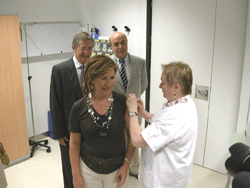 La consejera de Sanidad vacunándose en presencia del Director General de Salud Pública y del Gerente de Atención ...