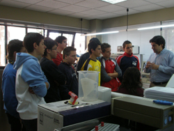 Alumnos del Instituto de Enseñanza Secundaria Infanta Elena de Jumilla durante su visita al Centro Regional de ...