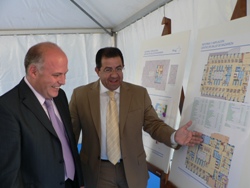 El gerente del SMS, Francisco Agulló, y el alcalde de Mazarrón, Francisco Blaya visitaron hoy las obras