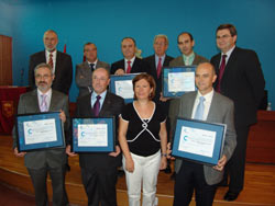 Fila superior, de izquierda a derecha: el director de la delegación de la Asociación Española de Normalización y ...