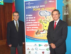 El director de Salud Pública, Francisco García Ruiz, (derecha) y el secretario autonómico de Atención al Ciudadano, ...