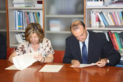 La consejera de Sanidad y Consumo y el representante de Terra Natura en Murcia