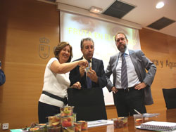 La Consejera de Sanidad, María Angeles Palacios junto con el Consejero de Agricultura, Antonio cerdá y el de ...