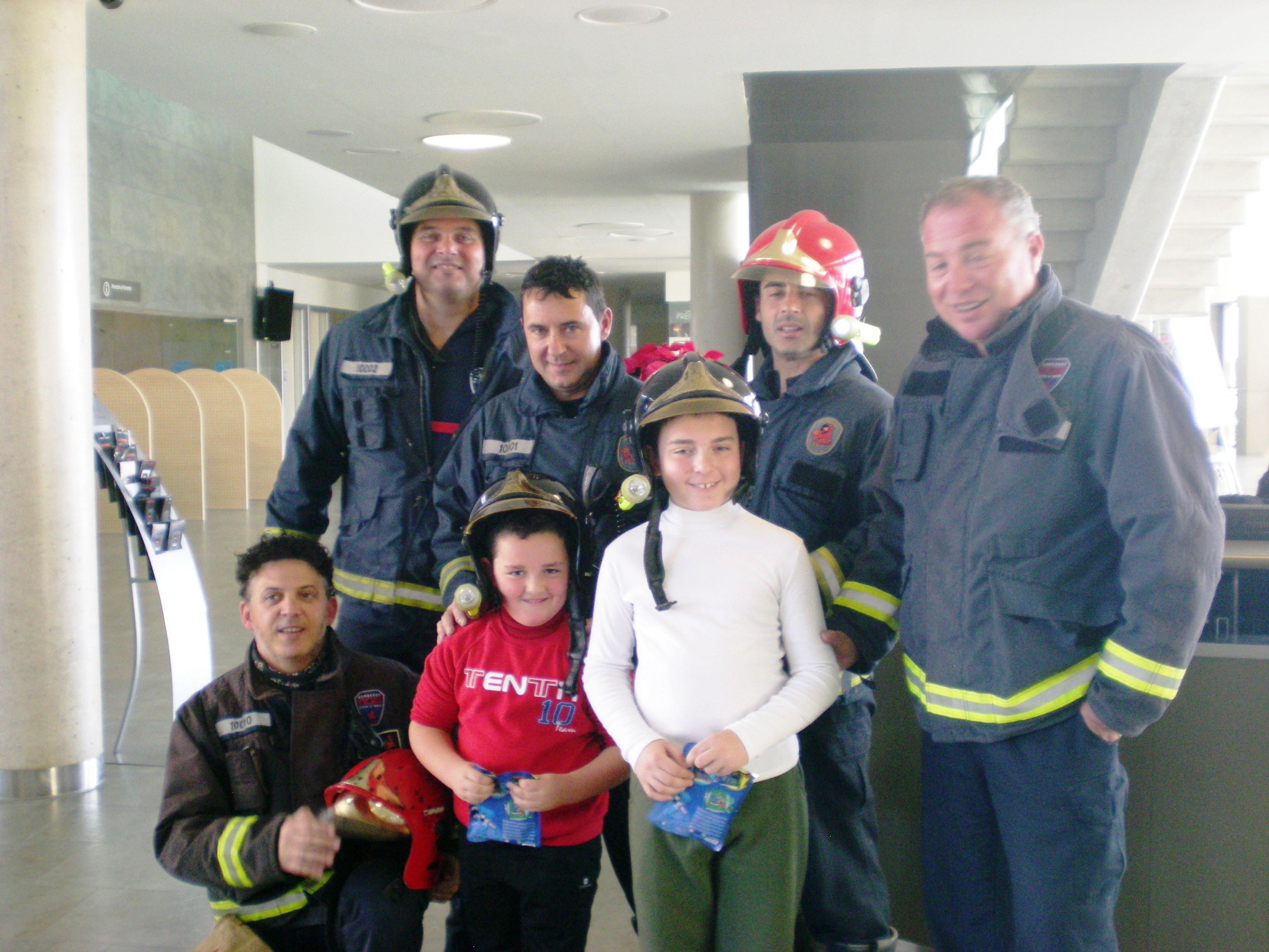 Bomberos con los niños