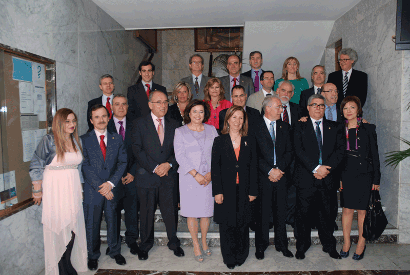 La consejera de Sanidad y Política Social, María Ángeles Palacios, posa con la nueva Junta Directiva del Colegio ...