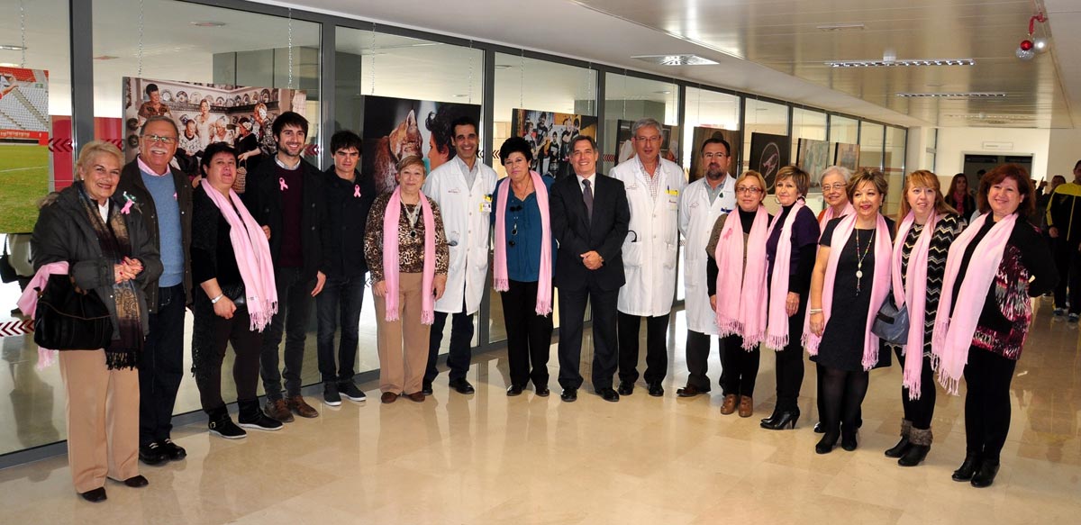 El Hospital Clínico Universitario Virgen de la Arrixaca acoge la exposición Vive en Rosa