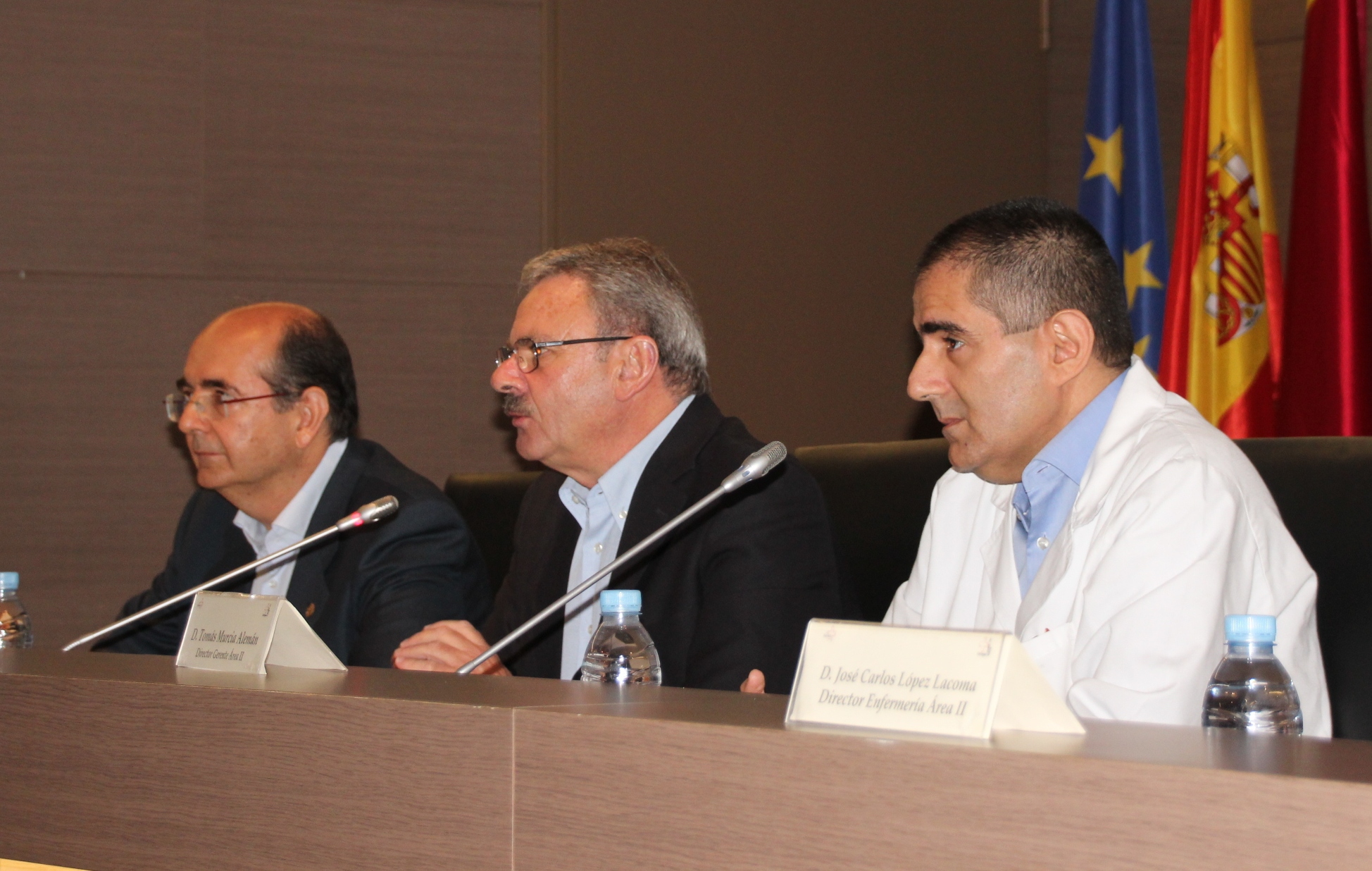 El director gerente del Servicio Murciano de Salud, Manuel Ángel Moreno (c); junto al director gerente del Área de ...