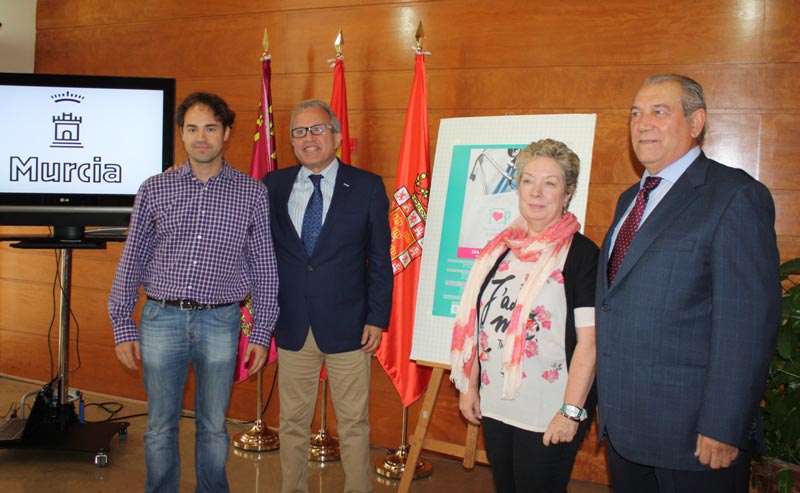 La directora general de Asistencia Sanitaria del Servicio Murciano de Salud, Mercedes Martínez-Novillo (2d); junto ...