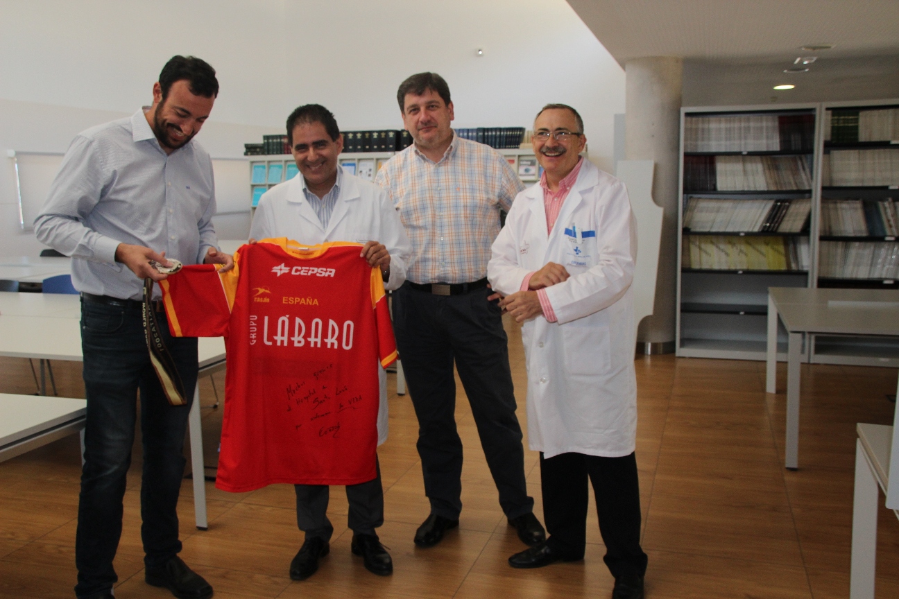 El hospital de Santa Lucía recibe una equipación de la selección española de balonmano