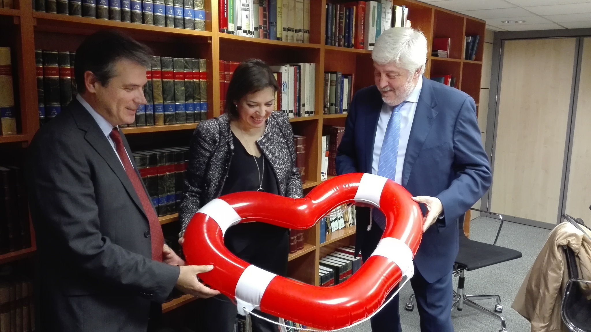 En la imagen, de izquierda a derecha, el presidente de la Sociedad Murciana de Cardiología, el doctor Juan Antonio ...