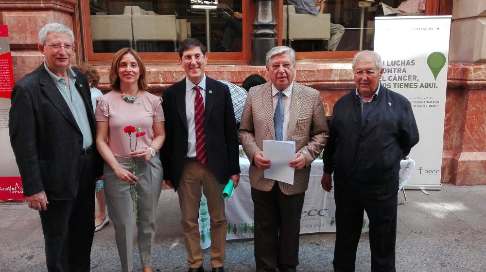El consejero de Salud, Manuel Villegas, participó hoy en la cuestación anual de la Asociación Española Contra el ...