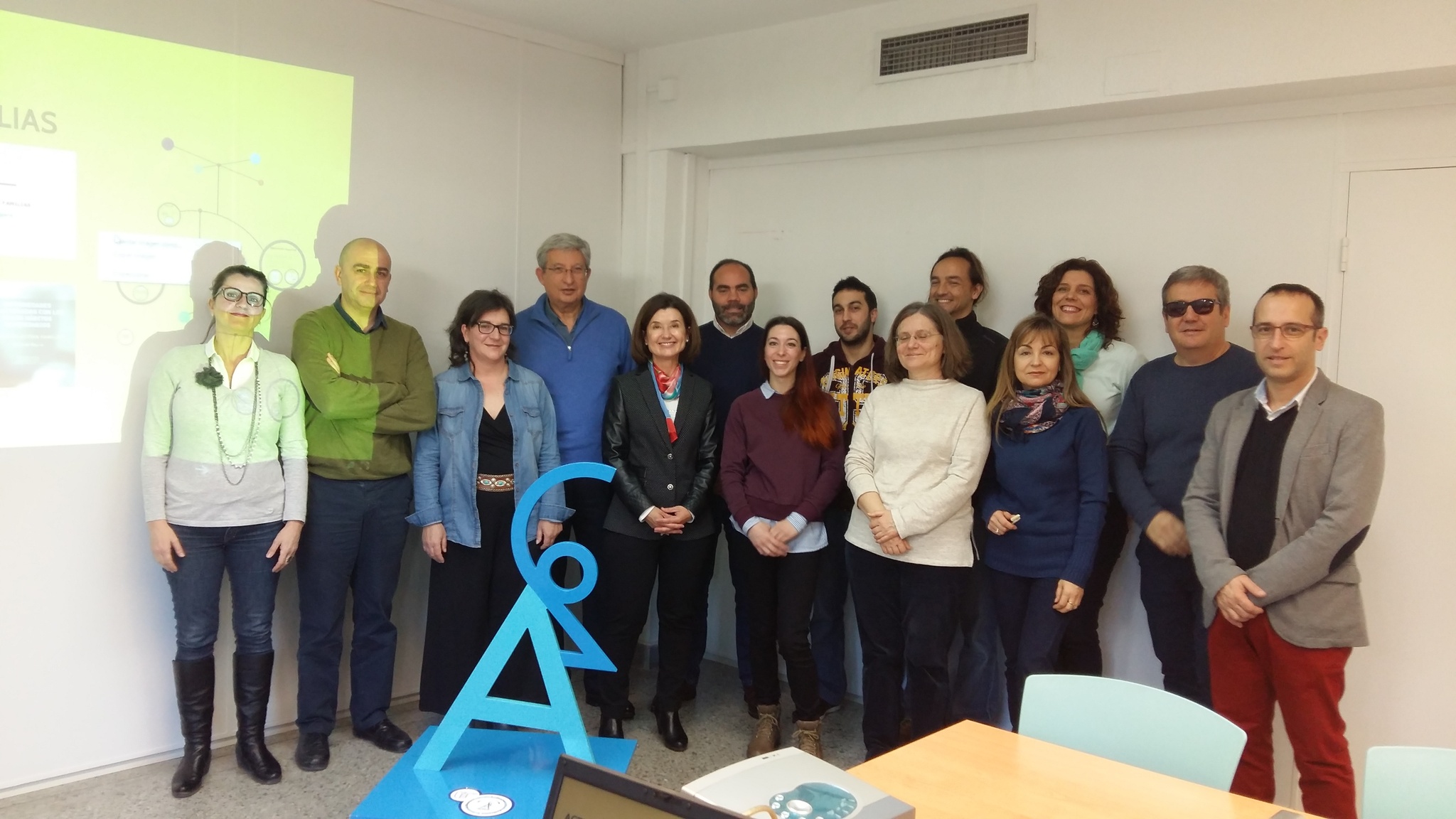 La directora general de Planificación, Investigación, Farmacia y Atención al Ciudadano, María Teresa Martínez, y el ...