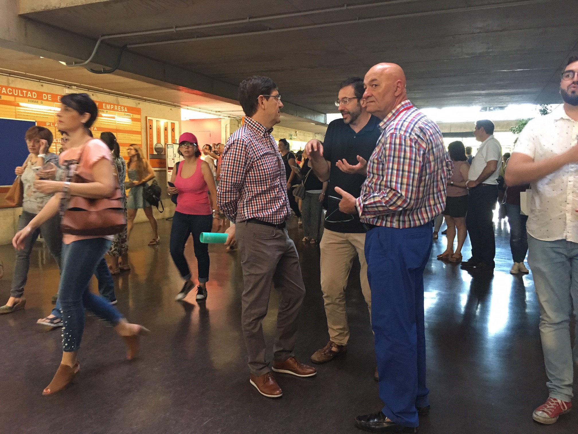 El consejero de Salud, Manuel Villegas (izquierda) junto al Gereente del SMS, Asensio López (Centro) y el Director ...