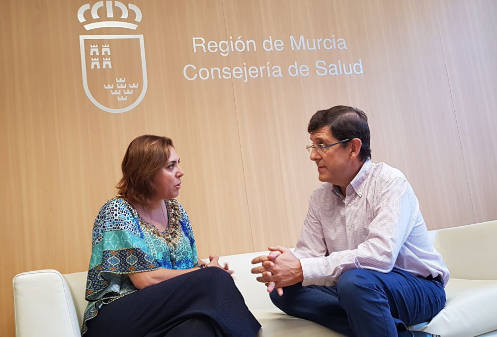 El consejero de Salud, Manuel Villegas, recibe a la doctora Encarna Guillén, elegida para formar parte del Comité de ...