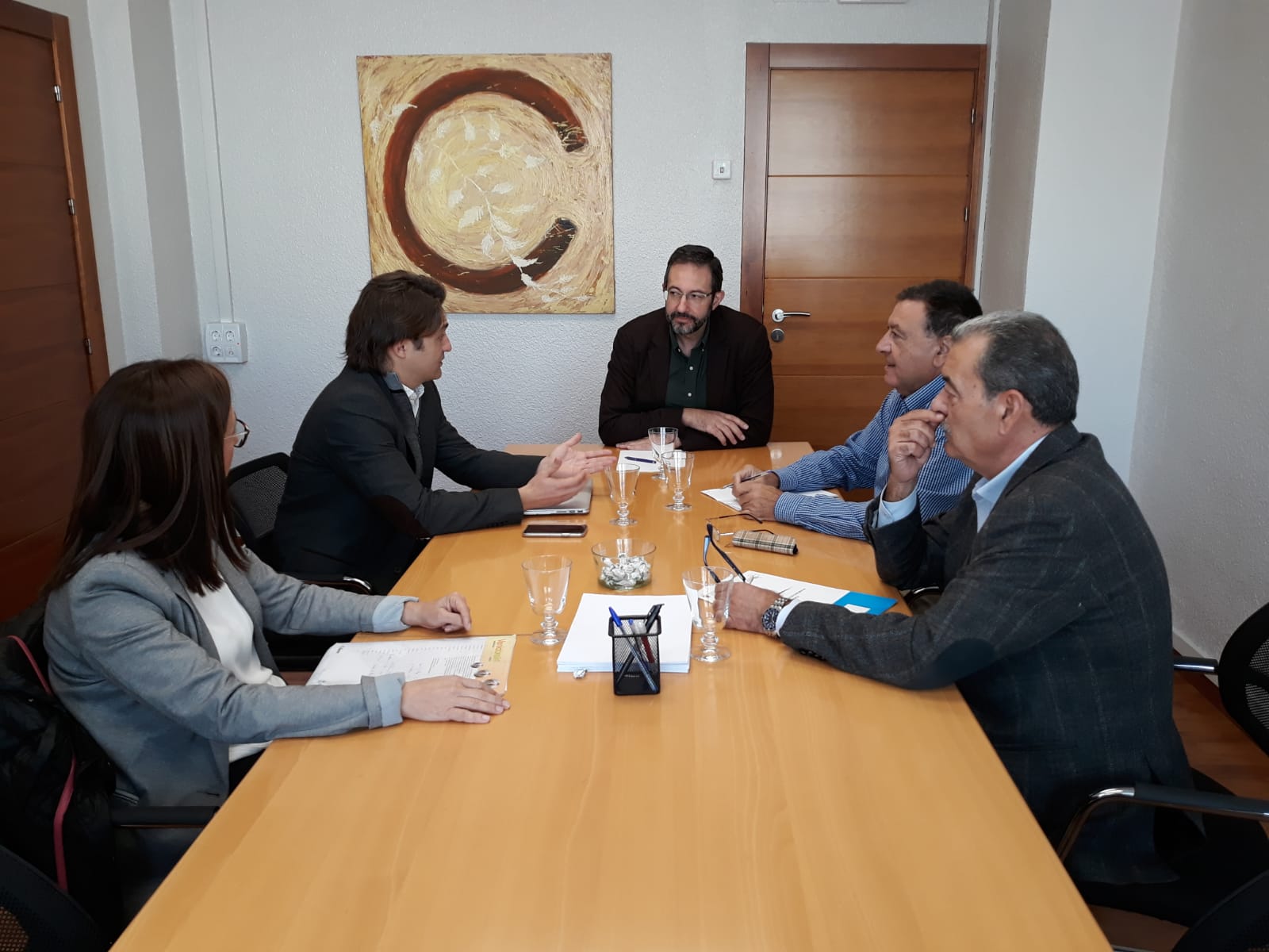 El gerente del Servicio Murciano de Salud, Asensio López (c) mantuvo un encuentro con los responsables de las ...