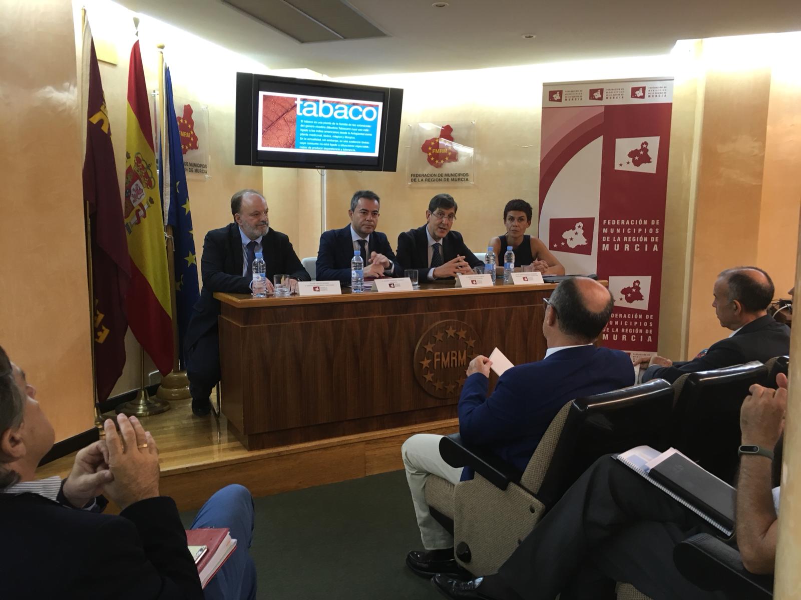 El consejero de Salud expuso ante alcaldes de la Región la estrategia regional del tabaco