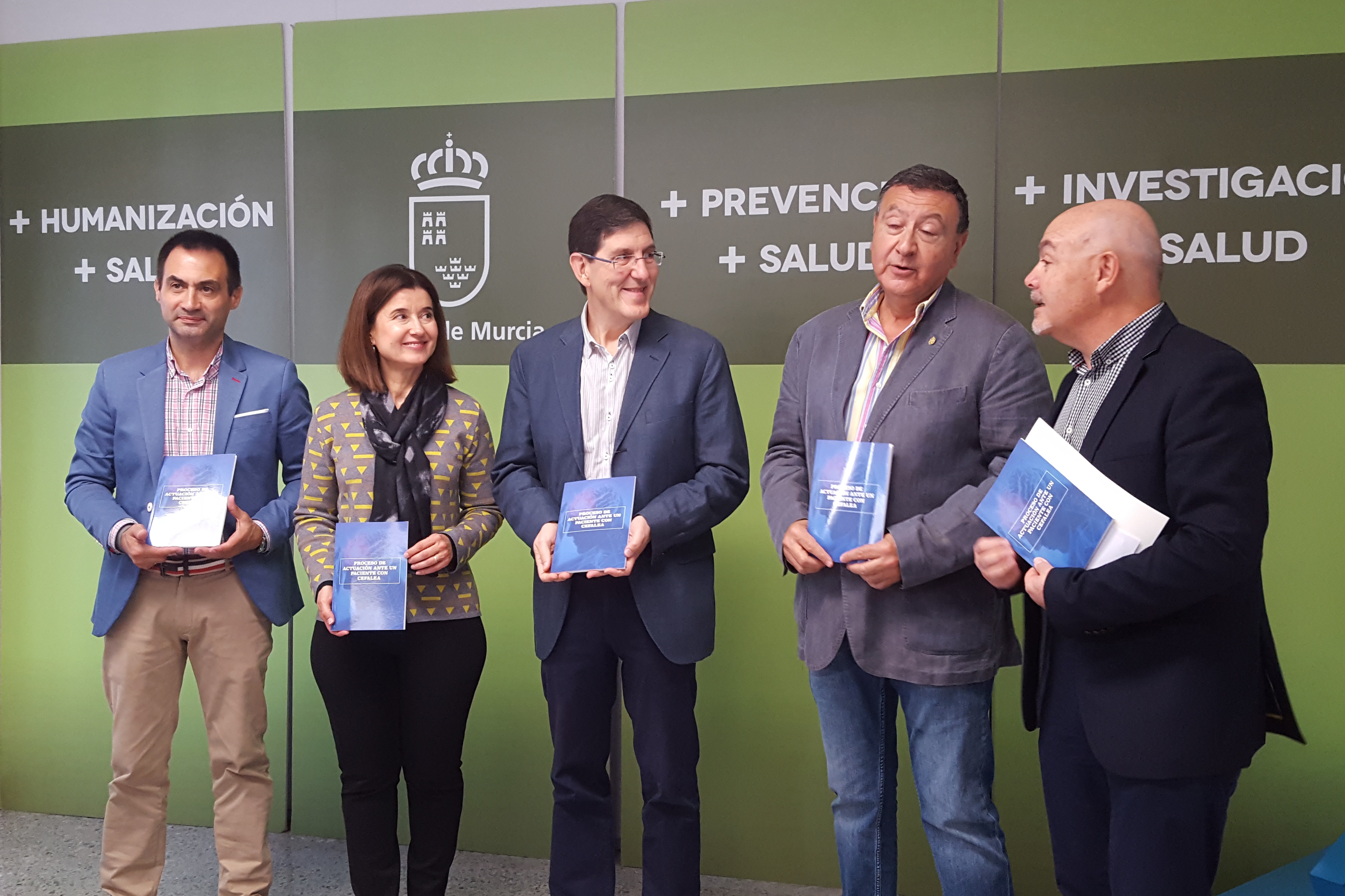 El consejero de Salud, Manuel Villegas, presentó la guía Proceso de actuación ante un paciente con cefalea. De ...