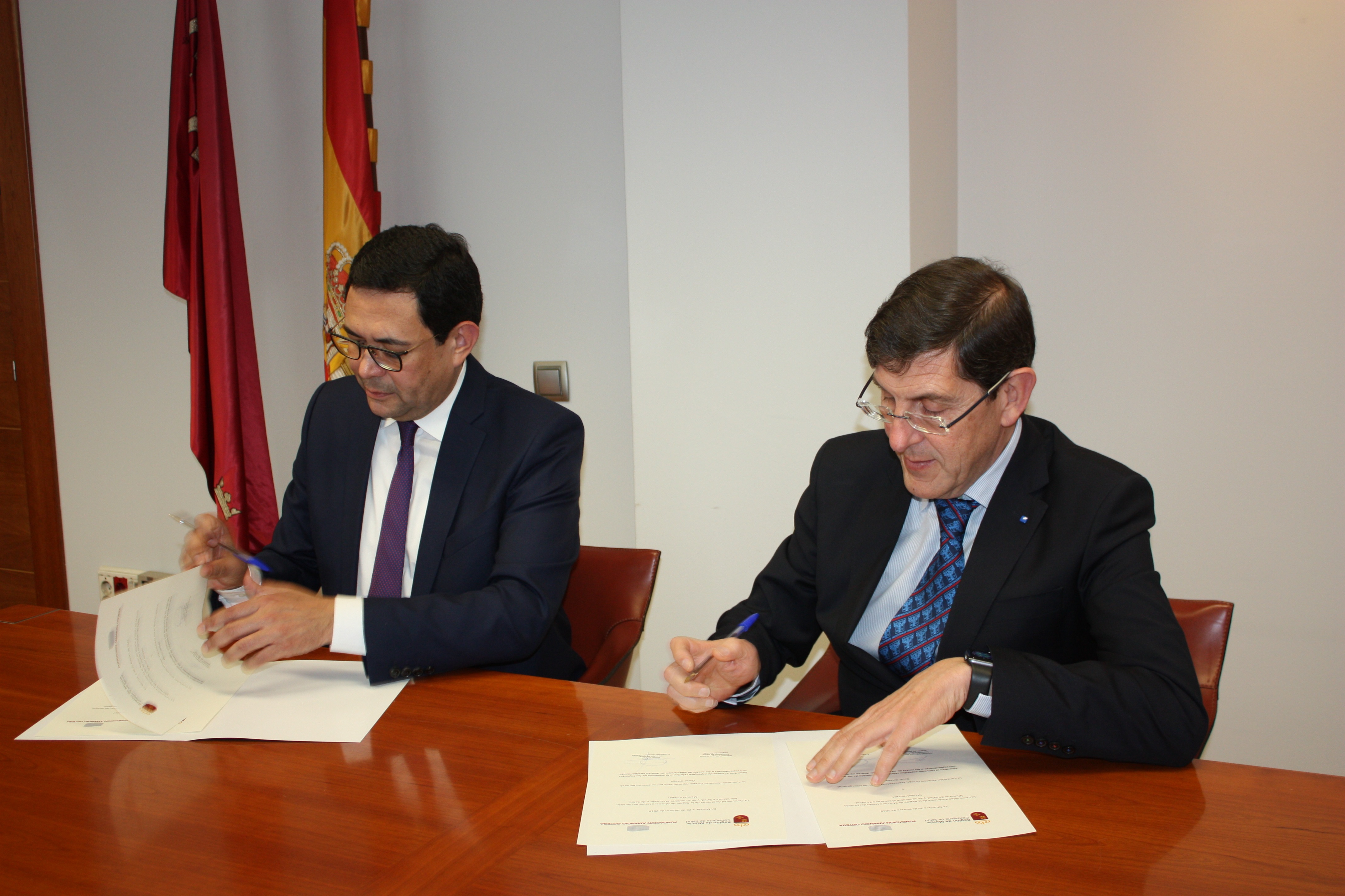 El consejero de Salud, Manuel Villegas (d), y el director general de la Fundación Amancio Ortega, Óscar Ortega, ...