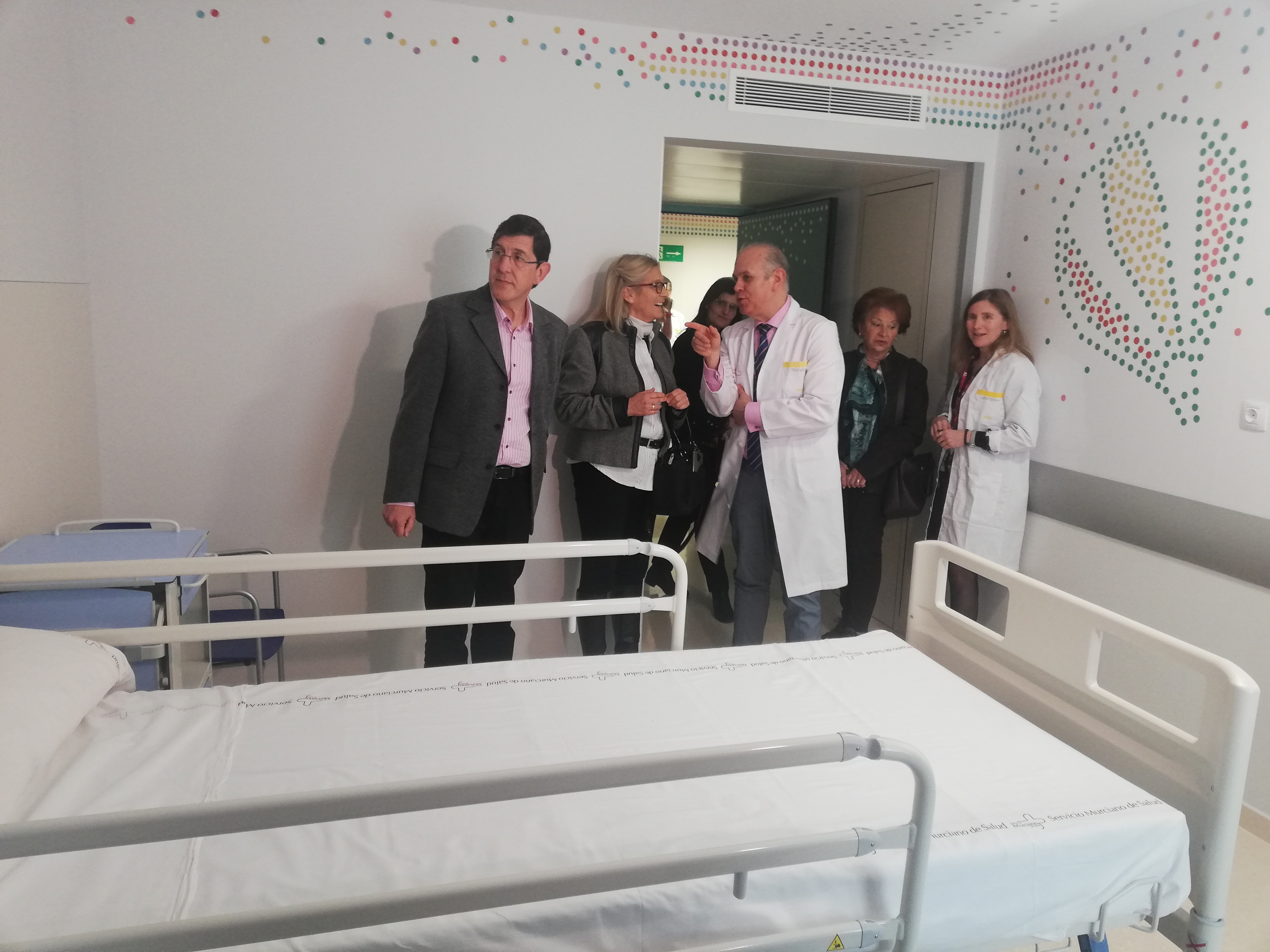 El consejero de Salud, Manuel Villegas (1i), en el transcurso de la inauguración de la primera Unidad de ...