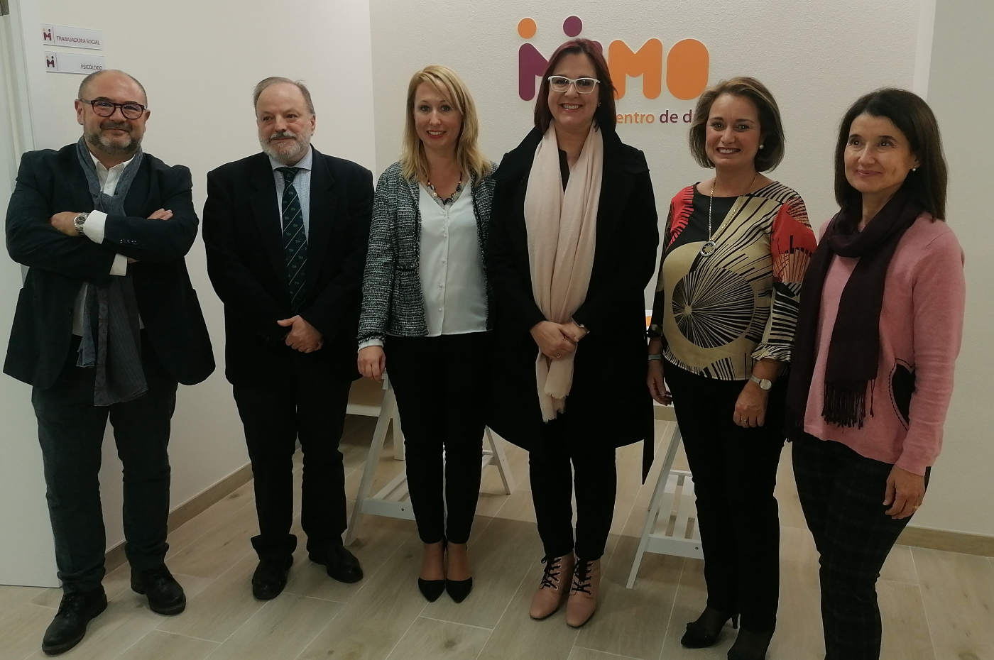 De izquierda a derecha: el gerente del centro de día MIMO, José Fernández; el director general de Salud Pública y ...