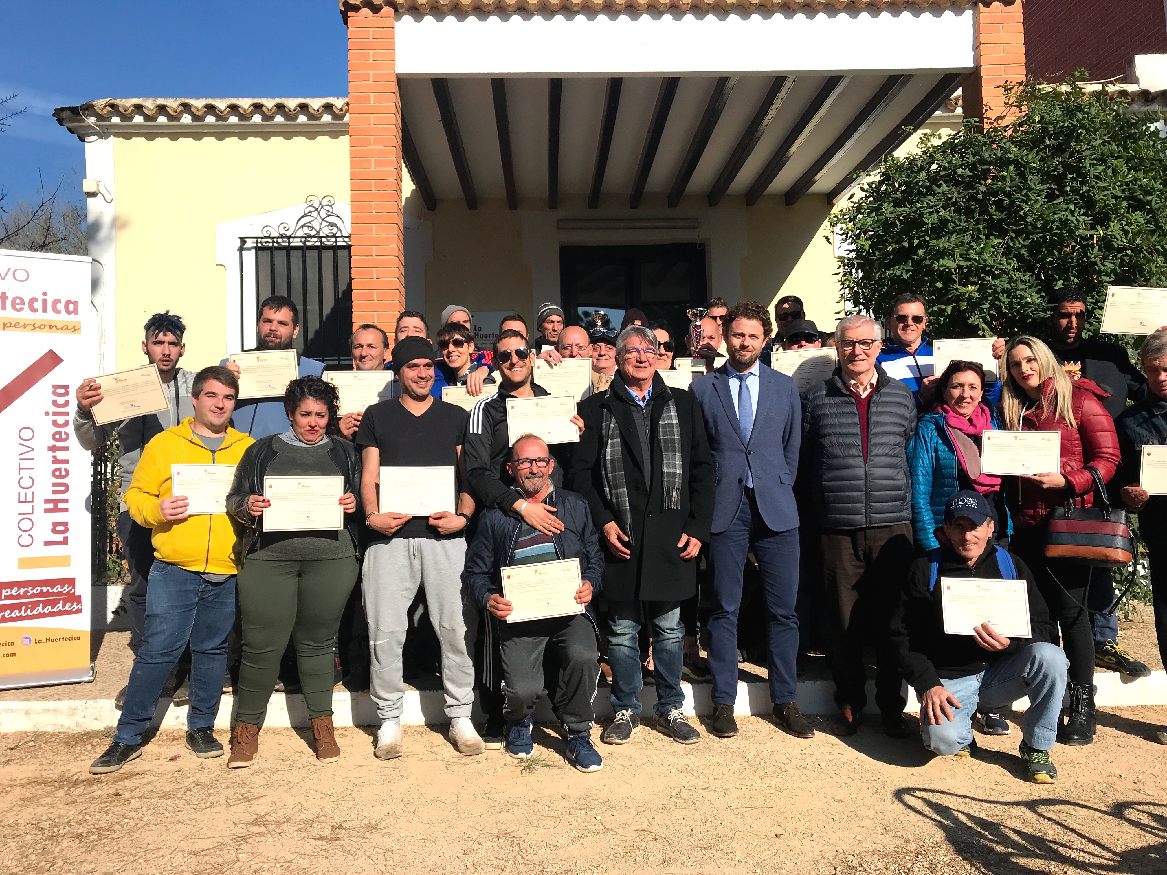 El secretario general de la consejería de Salud, Andrés Torrente, durante su visita a la asociación La Huertecica