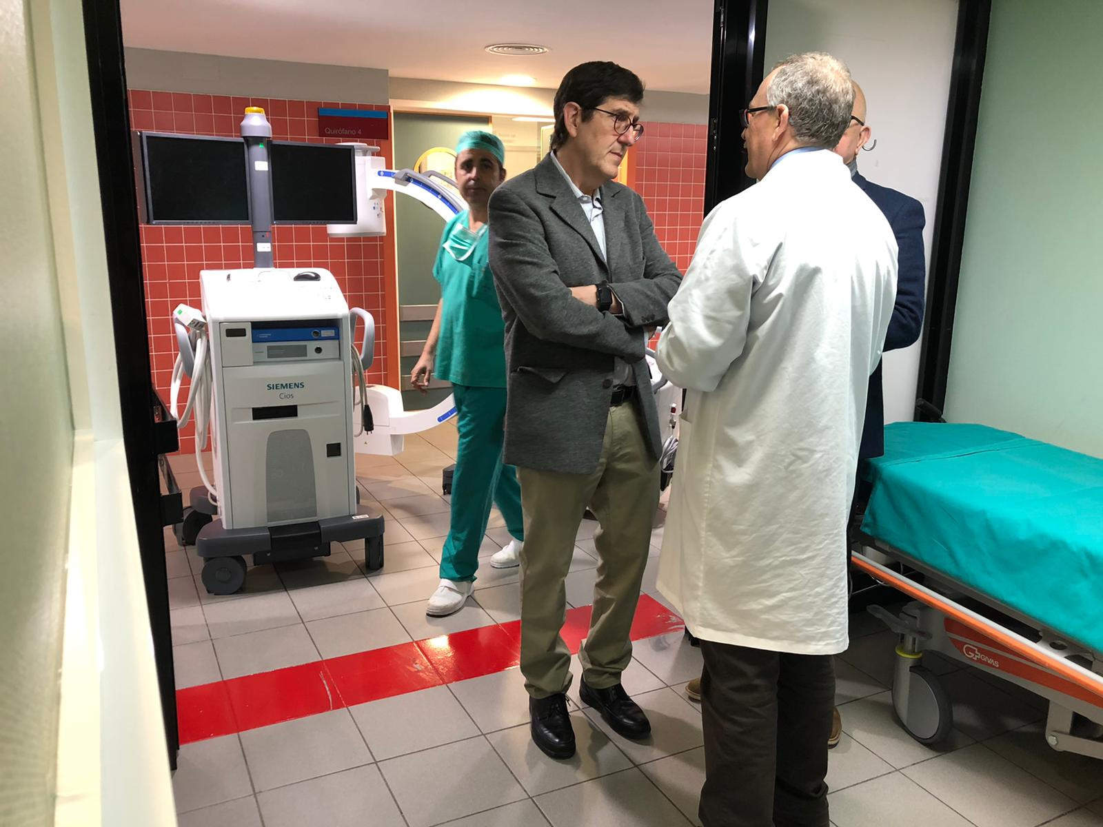 El consejero de Salud, Manuel Villegas, en el área de quirófanos